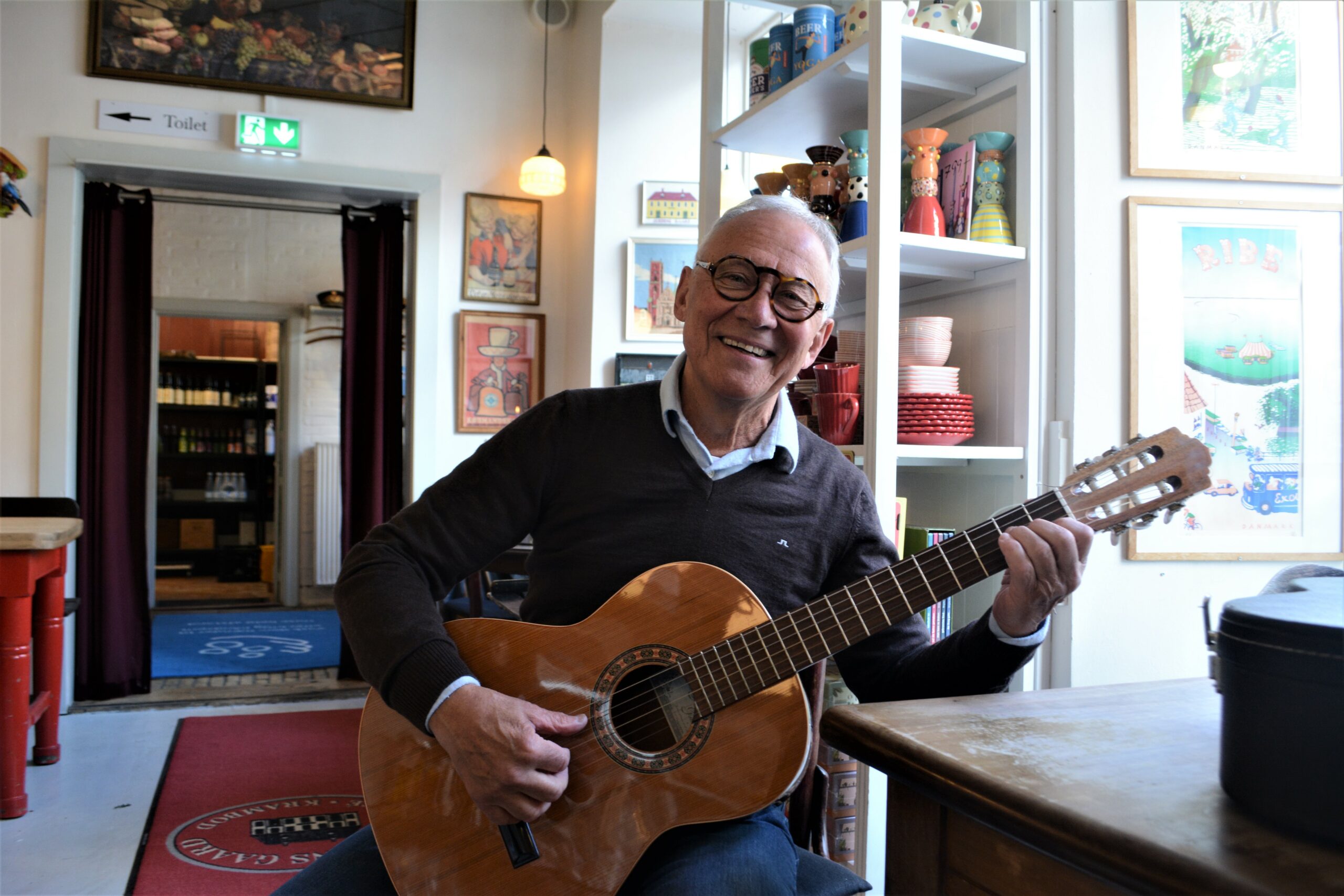 Guido Paevatalu underhold på cafe Quedens.