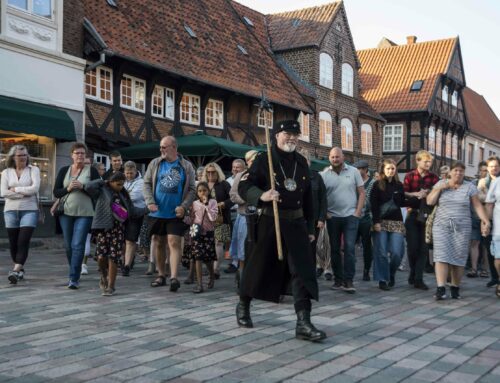 Audioguide hjælper turisterne i Ribe.  Men kan den matche Ribes guider og vægtere?