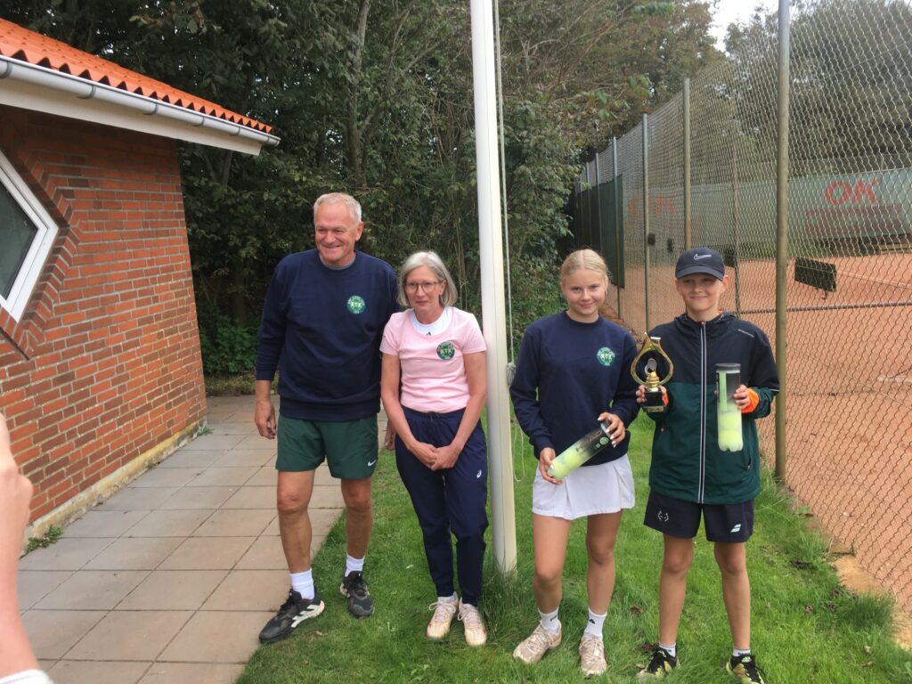 Mixed Double Klubmestrene Sophie Welinder (14) og Johannes Bollersen ( 12) til højre og veteranerne og runner ups Bjarne Warming Jensen og Birthe Tranberg til venstre