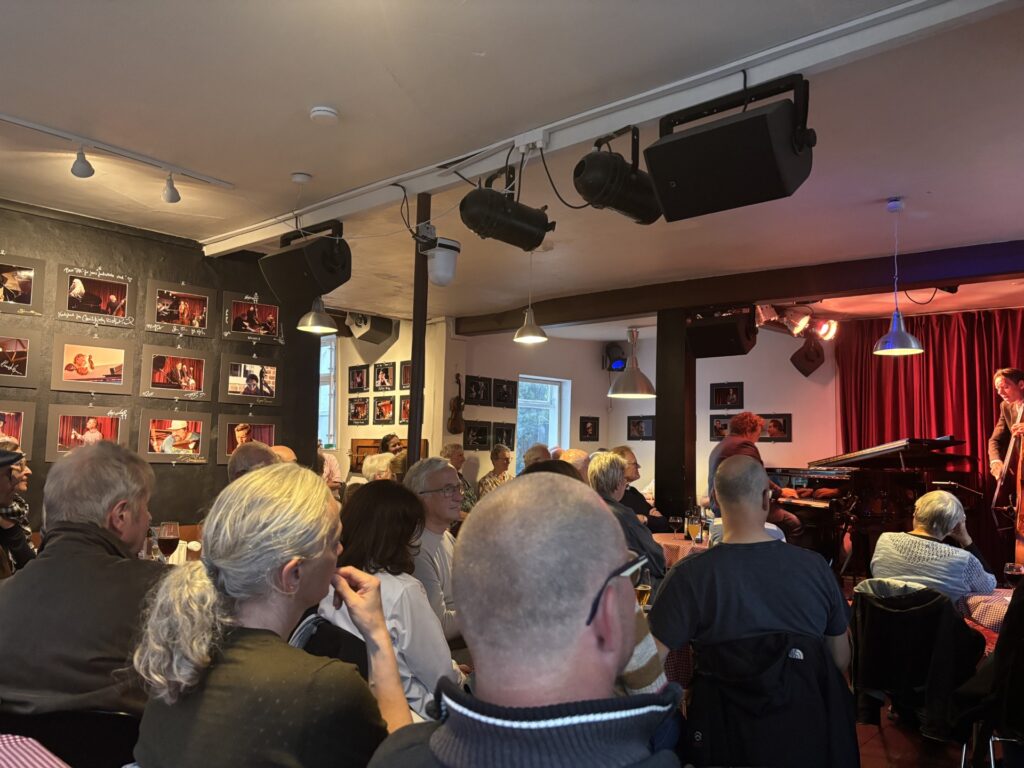 Fuldt hus på Termansens 250726