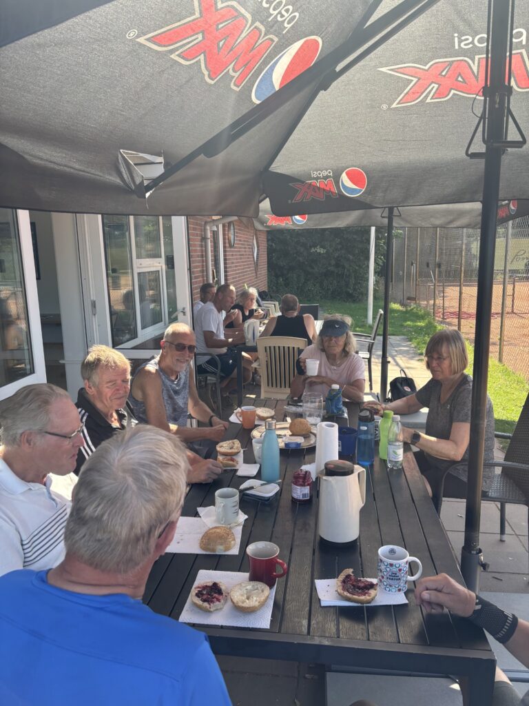 Tennis veteranerne får morgenmad